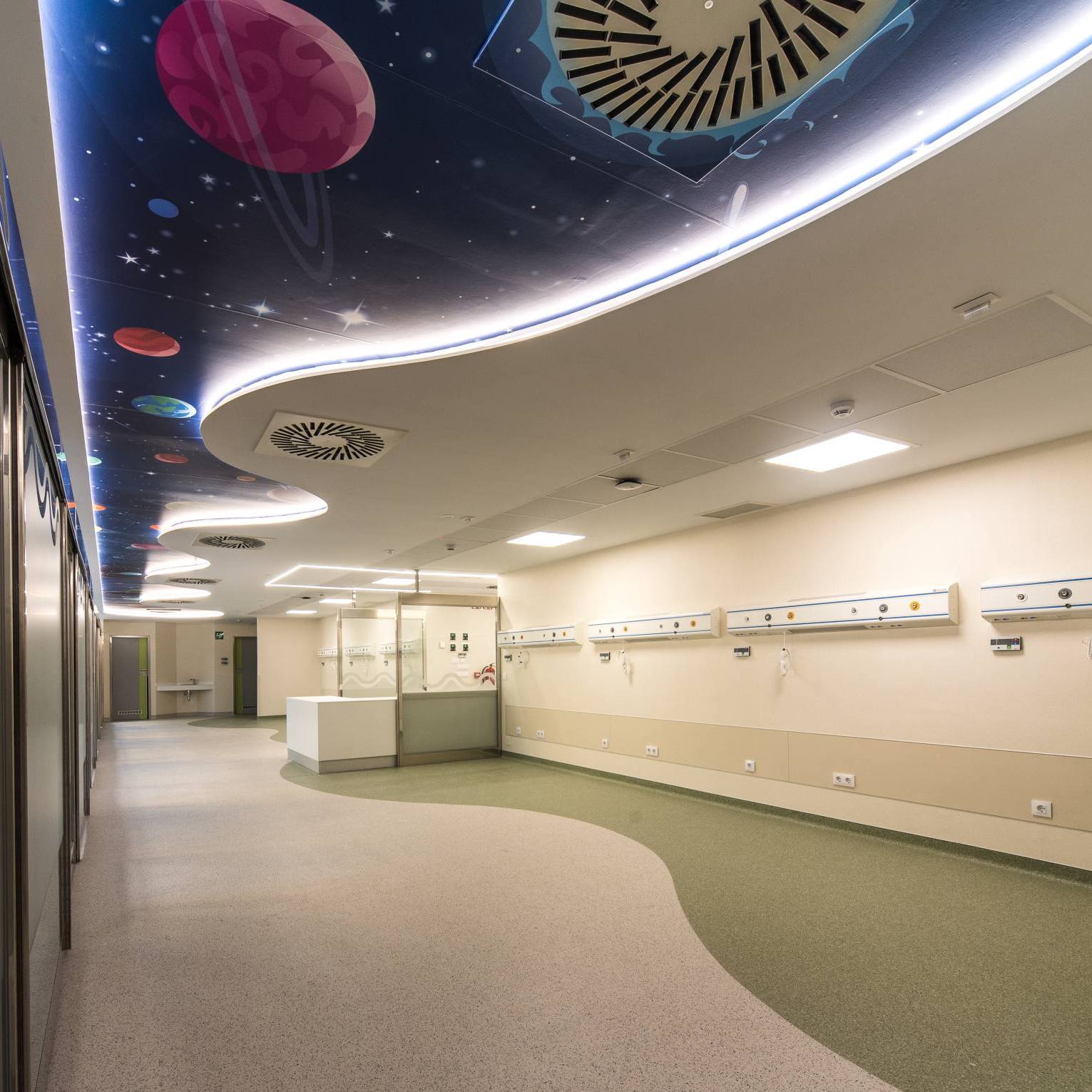 15 VIRGEN DEL ROCIO HOSPITAL INFANTIL 047